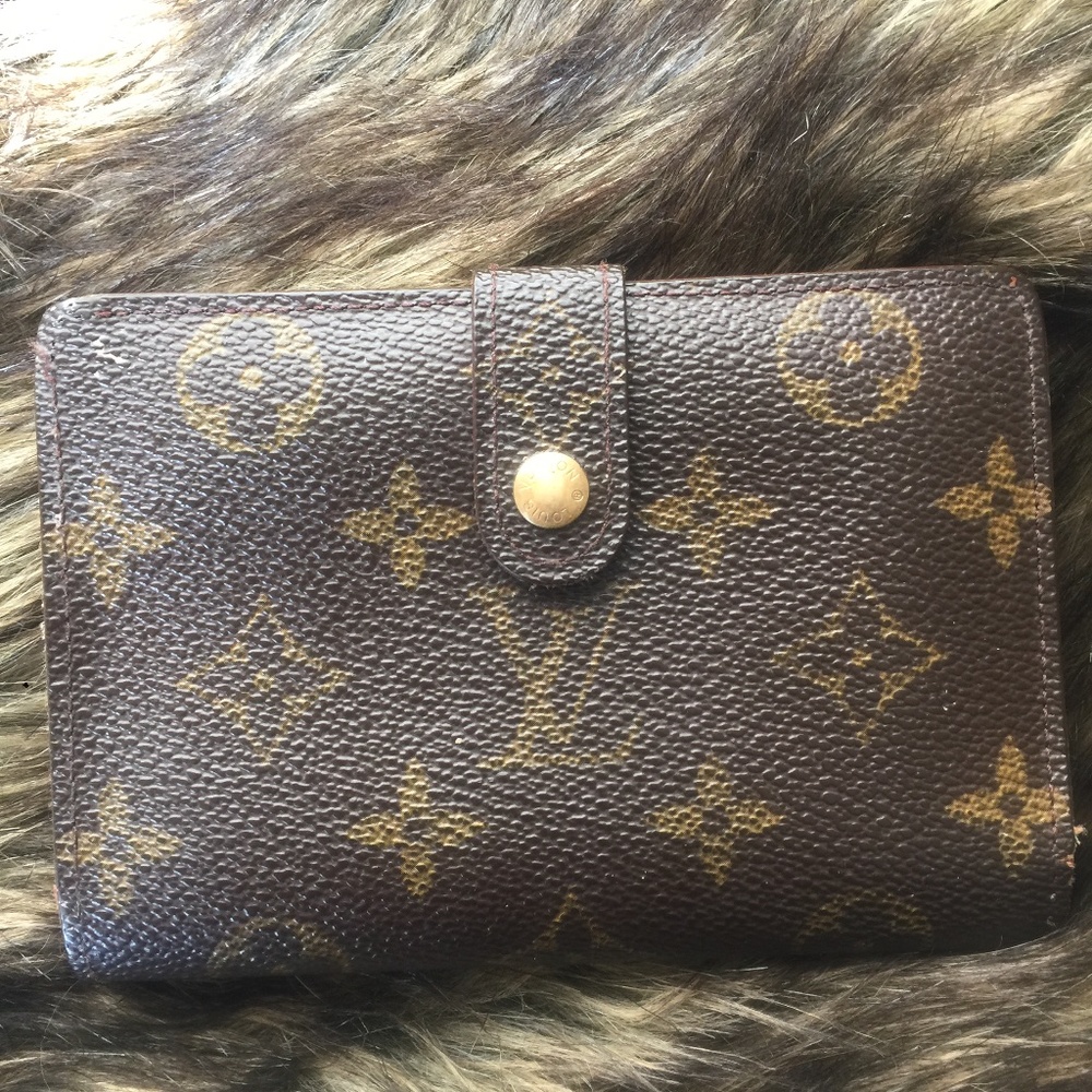PREOWNED (Used Condition)  Louis Vuitton 1997 kisslock wallet  ❤️